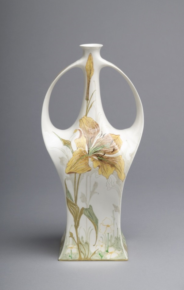Vase, 1903. Made by Rozenburg Pottery and Porcelain Factory. Photo: Cooper Hewitt
