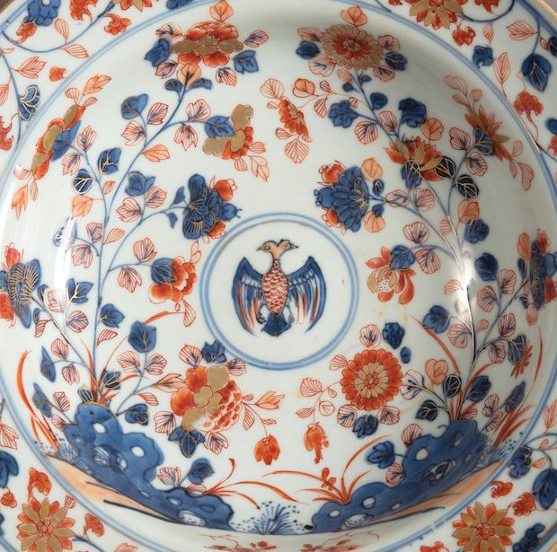 Front view of the Chinese Imari shaving basin produced 1690–1700. Double-headed eagle motif represented in the center and at the top inverse. Chinese Imari Shaving Basin (for the Mexican Market). Cooper Hewitt Smithsonian Design Museum, New York, 2020.